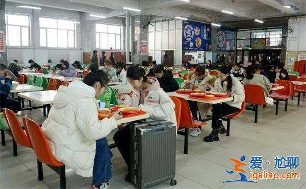 黑龍江大學(xué)食堂坐墊出現(xiàn)多根細(xì)針，現(xiàn)多根細(xì)針看一條[看一條]？