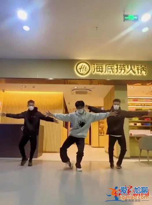 以后定時(shí)定點(diǎn)表演？