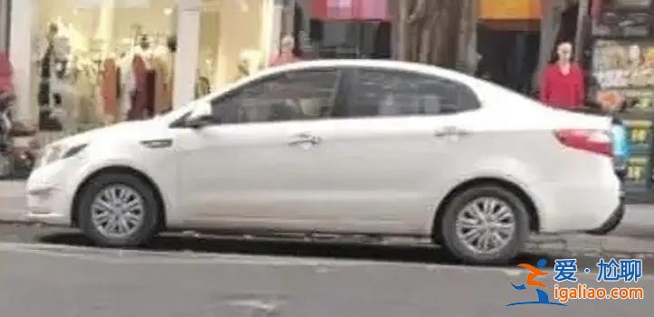 車內(nèi)有人為何被貼兩張繳費(fèi)單，車內(nèi)司機(jī)已去世[司機(jī)]？
