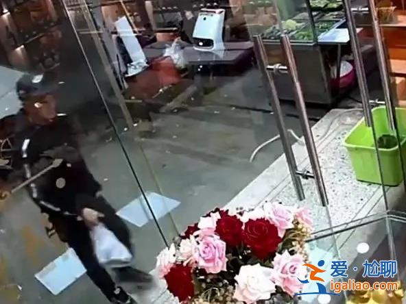 煙酒店顧客接連撞上玻璃門，竟然是因為玻璃擦的太干凈[顧客]？