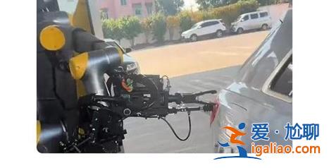 杭州加油站已進(jìn)化到機(jī)器人加油，，機(jī)器人是否會(huì)取代人工[取代人工]？