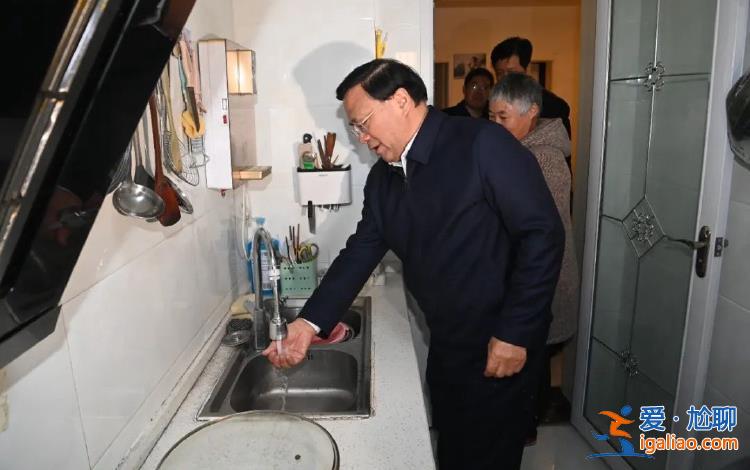 當(dāng)場(chǎng)喝自來(lái)水檢查水質(zhì)？
