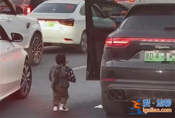 男子疑似將妻兒拖出保時捷，男子稱自己特別后悔[己特別后悔]？
