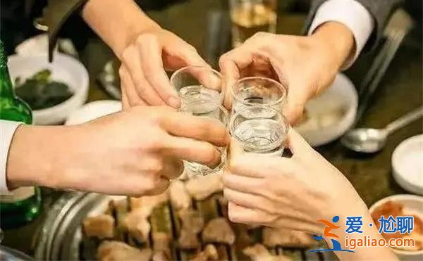 銷售為何會(huì)在談生意時(shí)被客戶在酒水中下毒，騙上賭桌[酒水]？