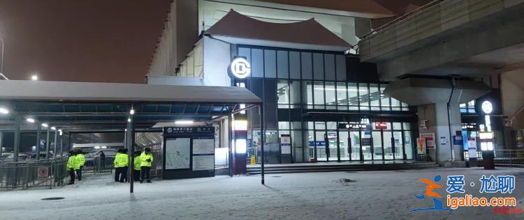 雪夜中送來棉衣和熱水 有傷者坐輪椅送上救護(hù)車？