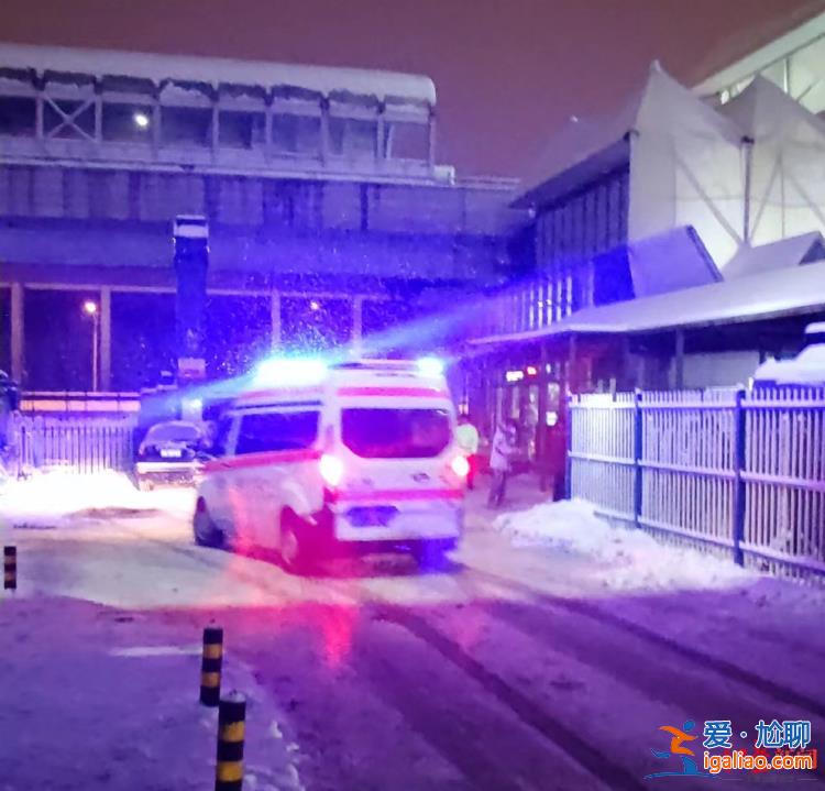 雪夜中送來棉衣和熱水 有傷者坐輪椅送上救護(hù)車？