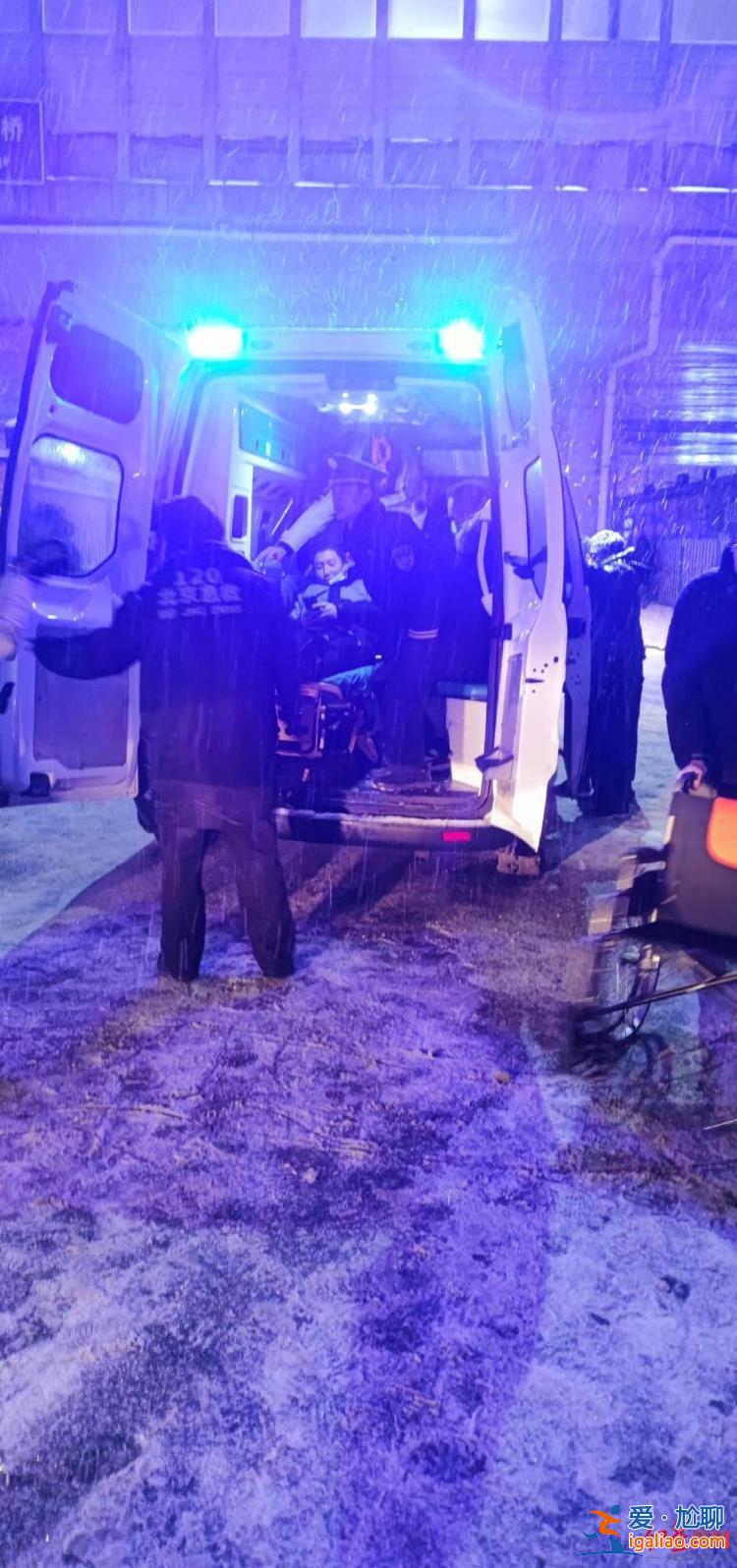 雪夜中送來棉衣和熱水 有傷者坐輪椅送上救護(hù)車？