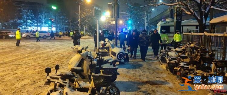雪夜中送來棉衣和熱水 有傷者坐輪椅送上救護(hù)車？