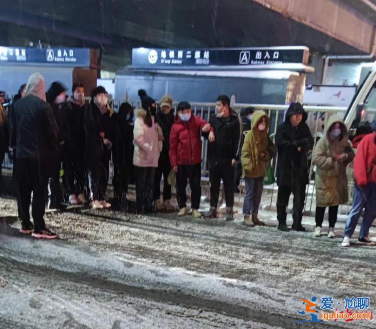 雪夜中送來棉衣和熱水 有傷者坐輪椅送上救護(hù)車？