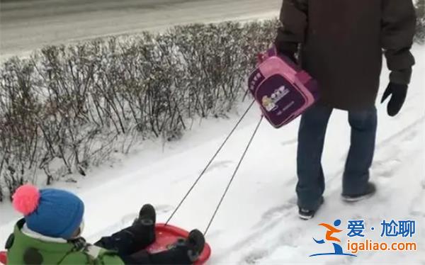 暴雪后家長拉滑雪板接送小孩？