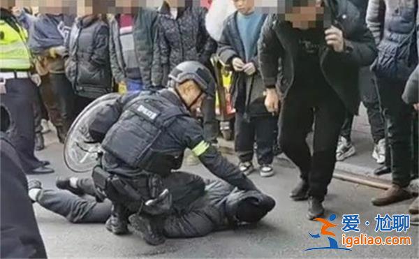 成都一男子持刀砍傷多人，持刀砍人需要付哪種法律責(zé)任[哪種法律責(zé)任]？