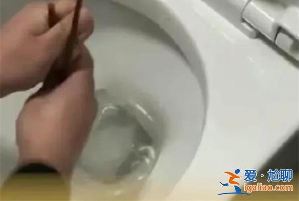 女子半夜上廁所，發(fā)現(xiàn)馬桶竟然結(jié)冰了[馬桶結(jié)冰奇觀]？