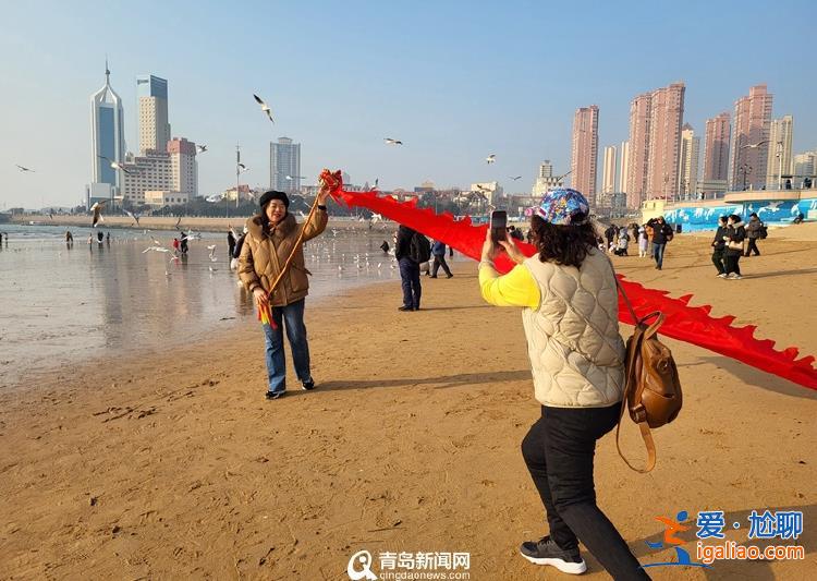 網(wǎng)友在青島棧橋幫游客拍照遭收費團隊恐嚇 涉事商戶停業(yè)整頓？