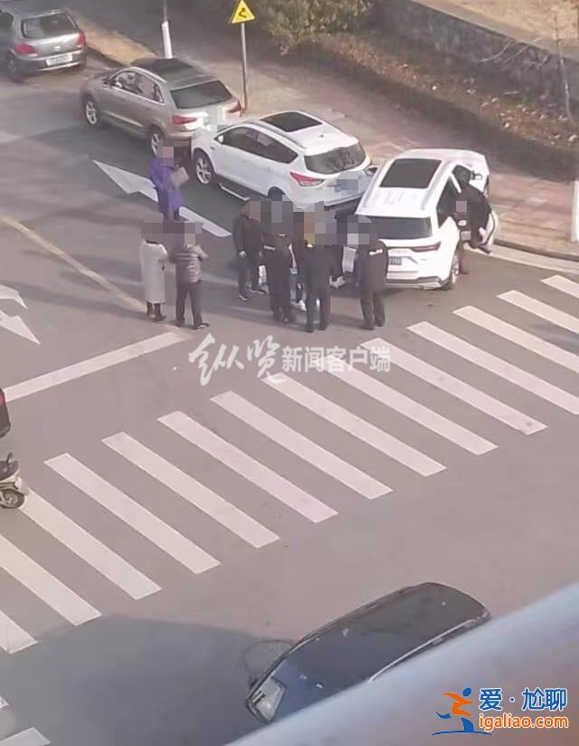 江蘇一高校女生在校內(nèi)被老師汽車輾壓？交警證實事故發(fā)生致1人受傷？