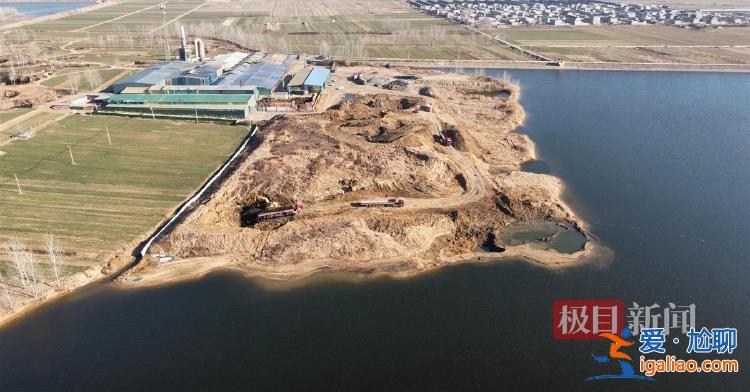 江蘇東?？h一水庫庫區(qū)被填埋大量黑色固廢 現(xiàn)場散發(fā)惡臭 有人被拘留？