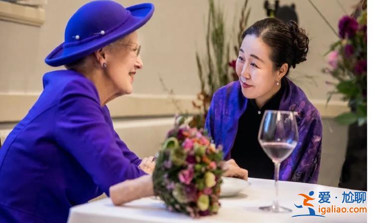 曾打破慣例兩次訪華 這位“個(gè)性女王”退位？