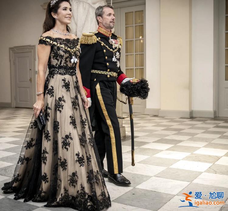 曾打破慣例兩次訪華 這位“個(gè)性女王”退位？