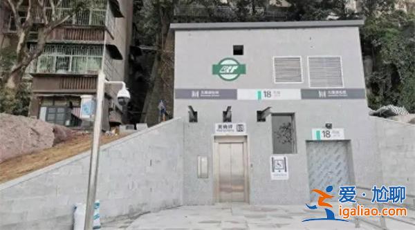 重慶一地鐵出入口被吐槽像“公廁”，后續(xù)會不會改進(jìn)[出入口]？