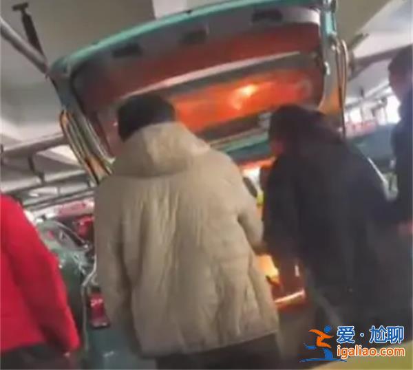 女子疑似在出租車尾箱生火炒菜，，情況是否屬實(shí)[情況真實(shí)性]？