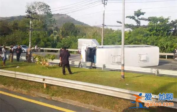 泰國一旅游大巴側(cè)翻  現(xiàn)場傷亡情況如何？