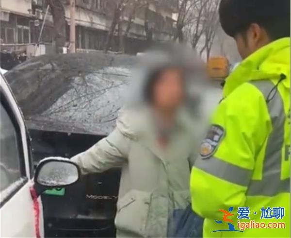 大媽開老頭樂追尾特斯拉后囂張碰瓷，，什么“立功”解決了該事故[斯拉]？