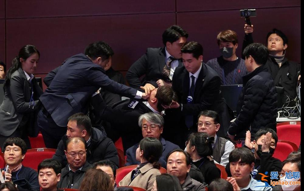 韓總統(tǒng)府回應(yīng)“在野議員被捂嘴拖走” 稱“為總統(tǒng)安全” 網(wǎng)友爭議？