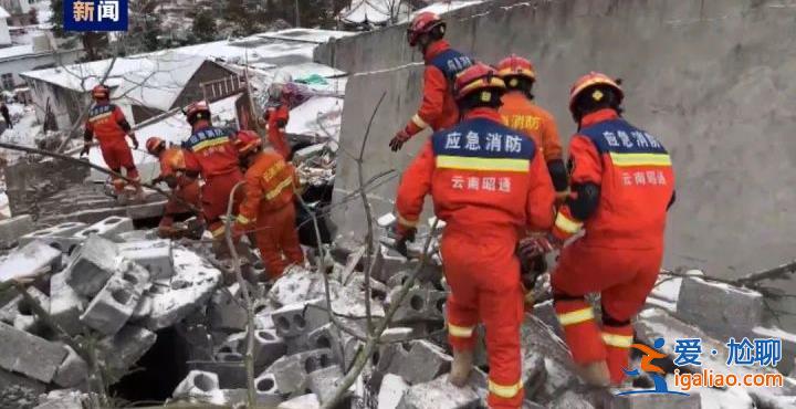 山頂?shù)教幨情_裂 上面是采礦的？