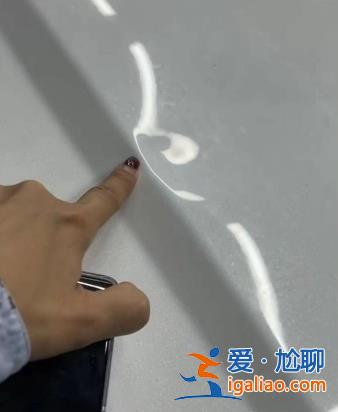 奔馳車上男子加塞不成攔車砸引擎蓋？ 拍視頻者:計(jì)劃返鄉(xiāng)再修車 警方已向我了解情況？