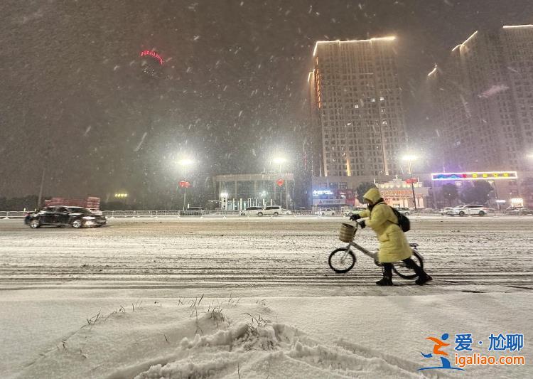 多條高速公路關(guān)閉 雪夜有人堵路上？