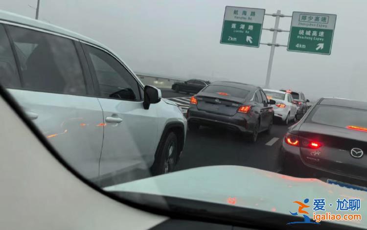 多條高速公路關(guān)閉 雪夜有人堵路上？