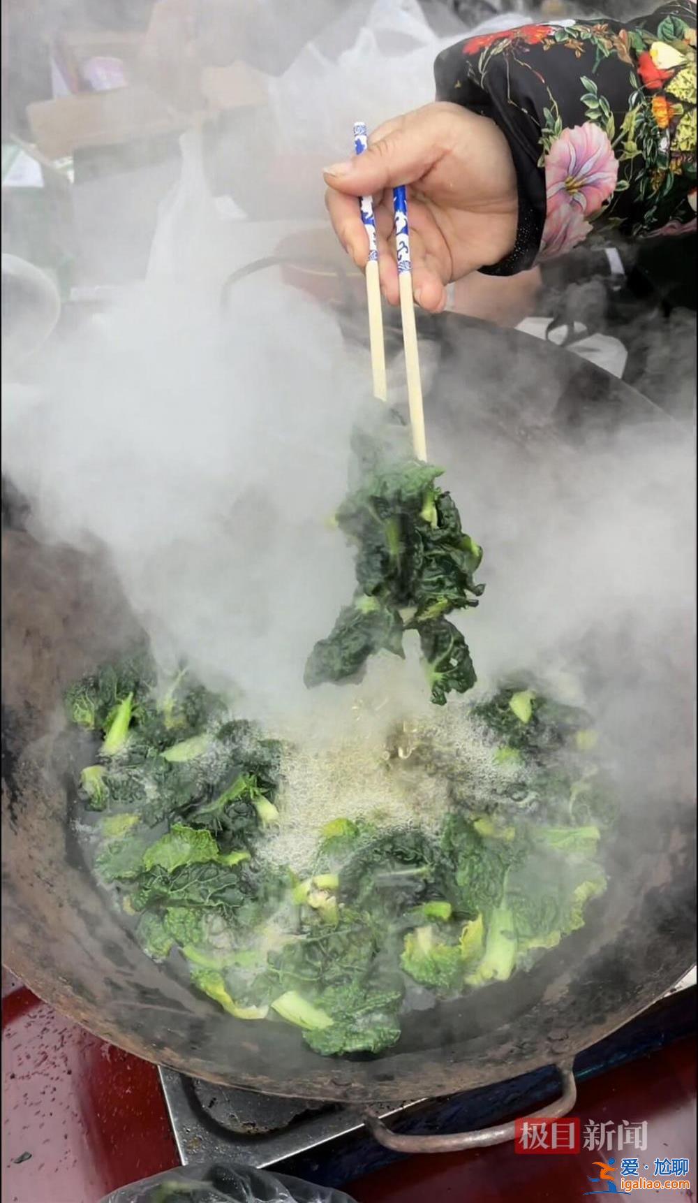 湖北一文旅局長帶著鍋和煤氣罐趕到高速口 為200多名滯留旅客煮面條？