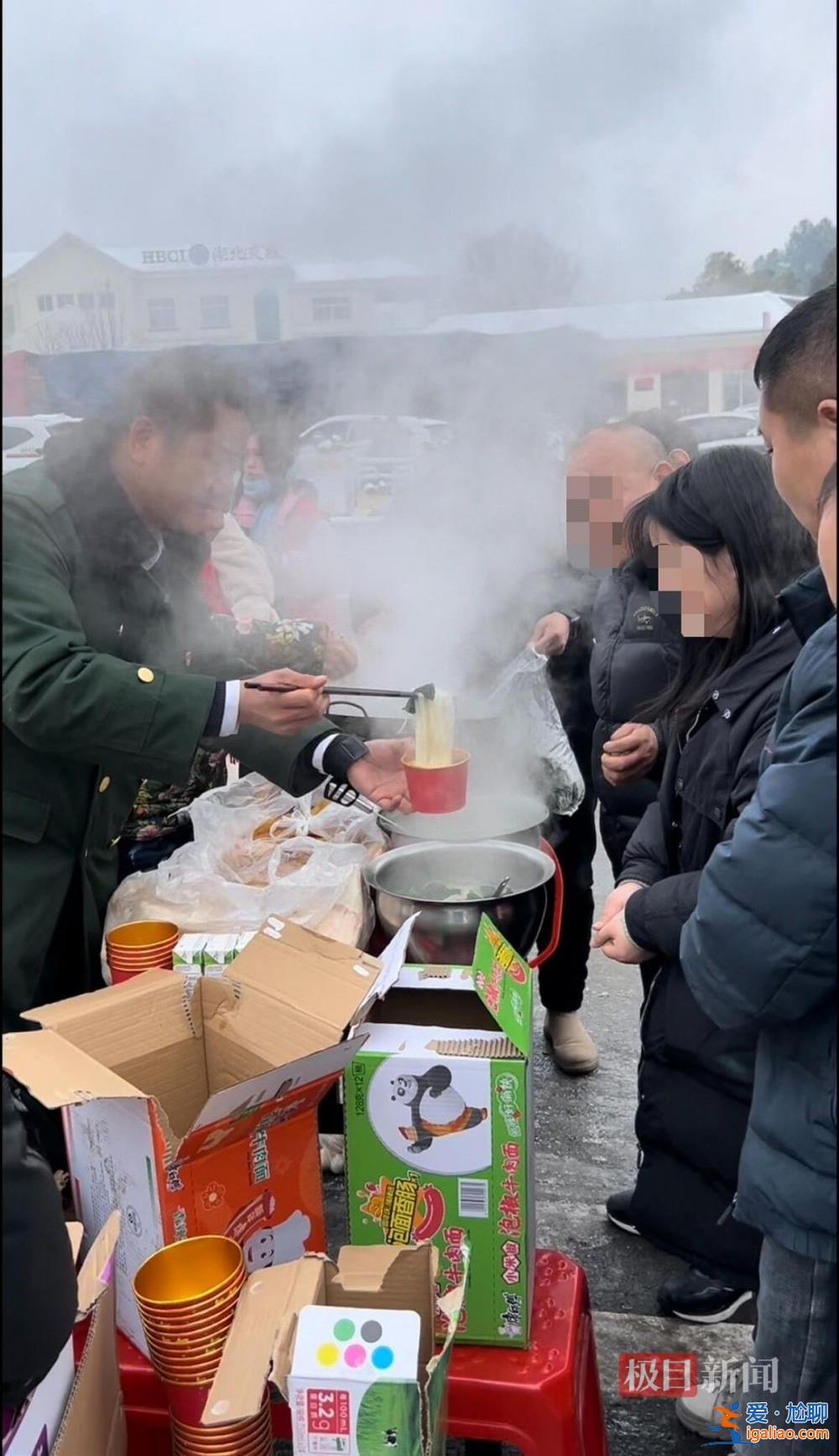 湖北一文旅局長帶著鍋和煤氣罐趕到高速口 為200多名滯留旅客煮面條？