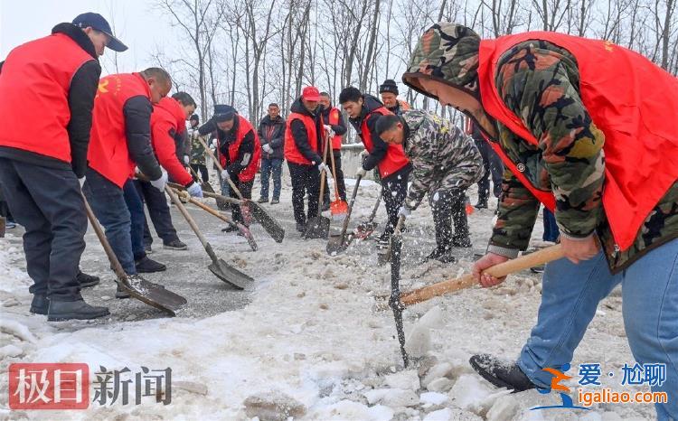 冰雪厚度40年來(lái)罕見 村民用鐵鍬、鋤頭破冰？