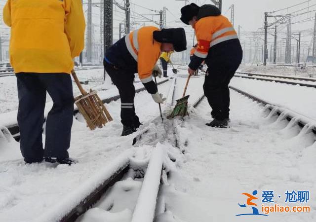 為何導(dǎo)致交通陷入癱瘓？除冰難度有多大？解讀湖北暴雪凍雨的幾大疑問？