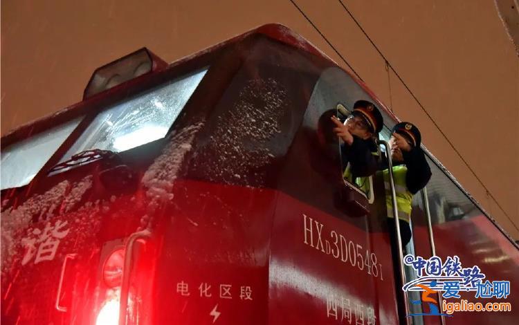 線上買火車票顯示無余票 但自助售票機有票？12306解答？