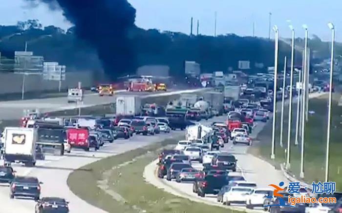 美國(guó)一飛機(jī)在公路緊急迫降撞上汽車(chē)造成2人死亡 現(xiàn)場(chǎng)冒出大股黑煙？
