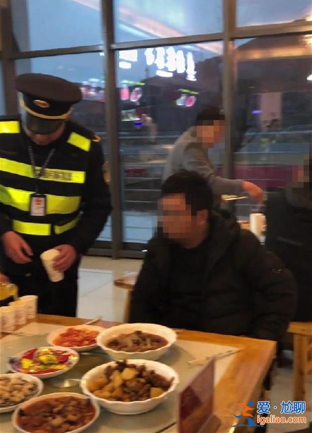 除夕夜卡車司機被交通執(zhí)法人員攔下請吃年夜飯 9人擺了3小桌？