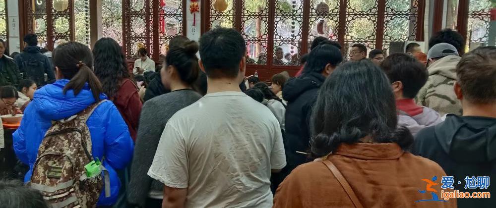 超4萬人涌入杭州北高峰拜財(cái)神 靈隱寺吃素面的游客排到后廚門口？