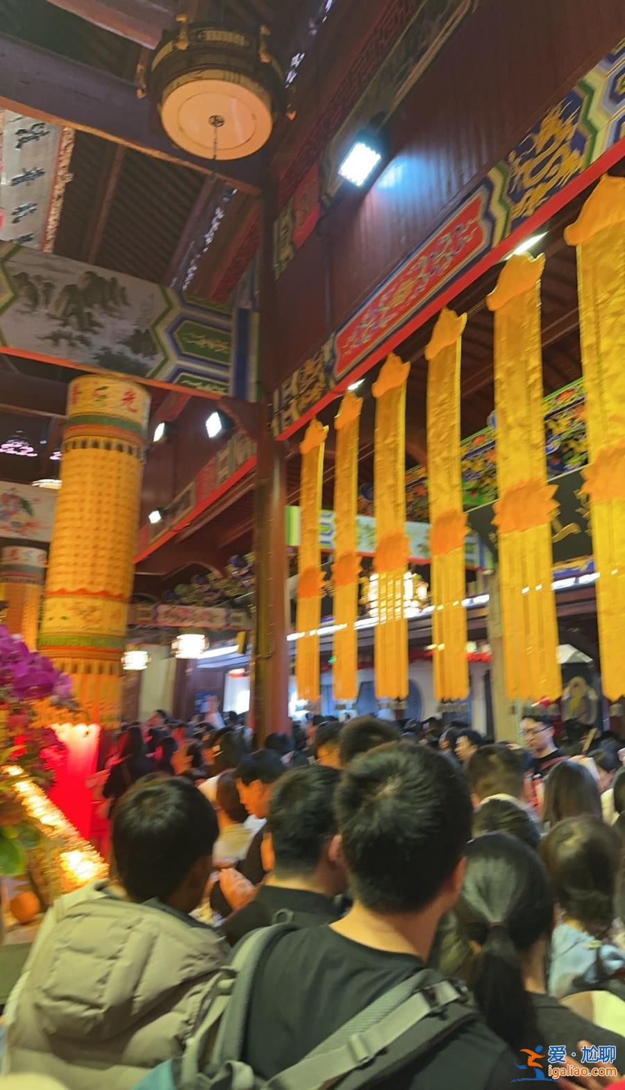超4萬人涌入杭州北高峰拜財(cái)神 靈隱寺吃素面的游客排到后廚門口？