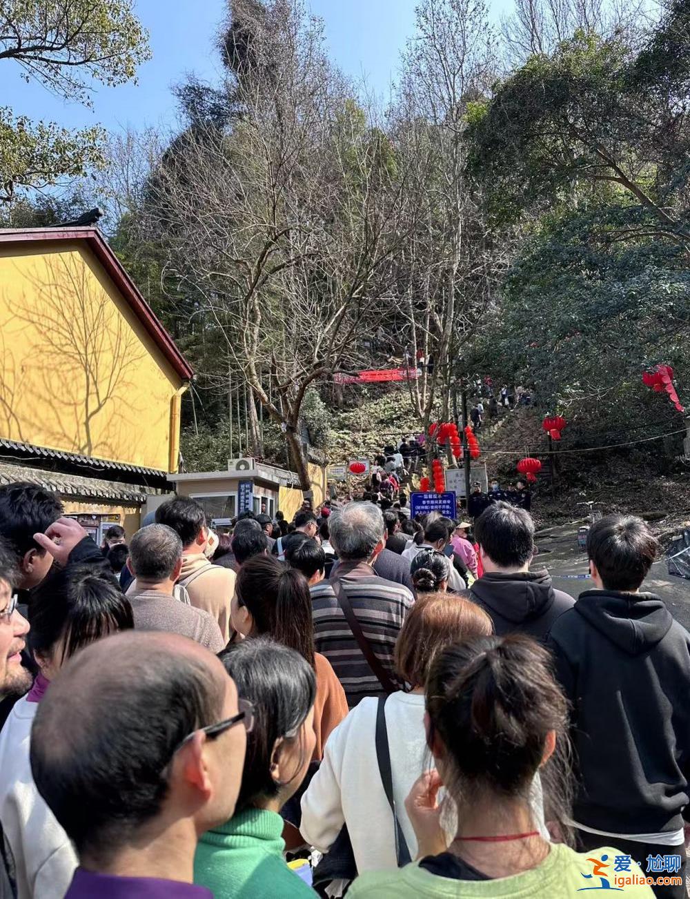 超4萬人涌入杭州北高峰拜財(cái)神 靈隱寺吃素面的游客排到后廚門口？