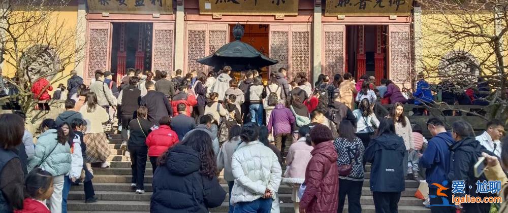 超4萬人涌入杭州北高峰拜財(cái)神 靈隱寺吃素面的游客排到后廚門口？
