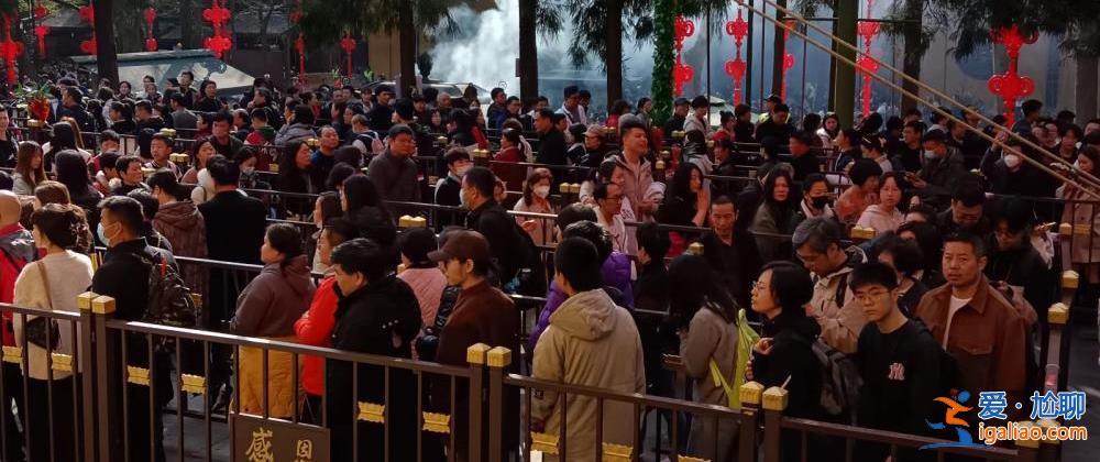 超4萬人涌入杭州北高峰拜財(cái)神 靈隱寺吃素面的游客排到后廚門口？