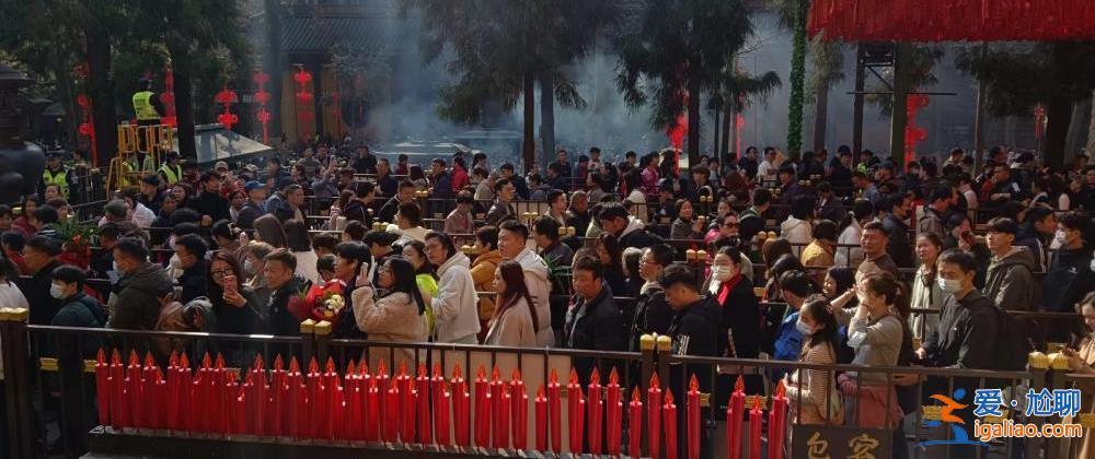 超4萬人涌入杭州北高峰拜財(cái)神 靈隱寺吃素面的游客排到后廚門口？