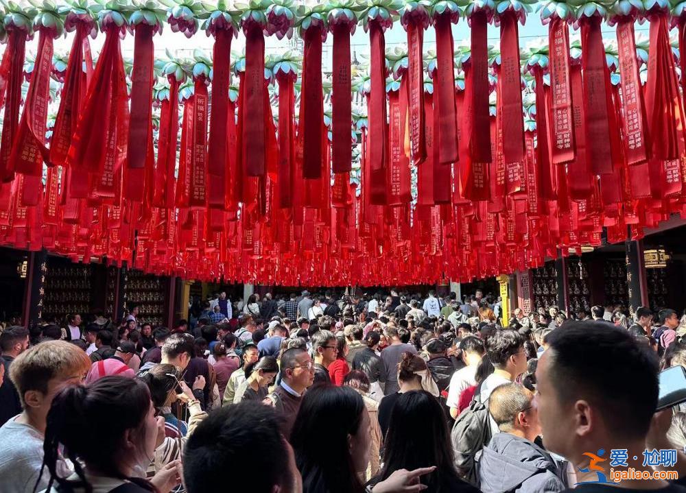 超4萬人涌入杭州北高峰拜財(cái)神 靈隱寺吃素面的游客排到后廚門口？