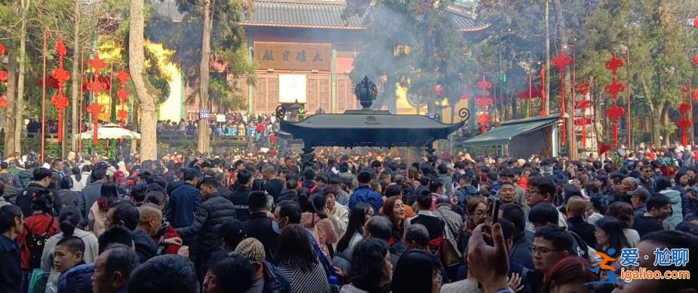 超4萬人涌入杭州北高峰拜財(cái)神 靈隱寺吃素面的游客排到后廚門口？