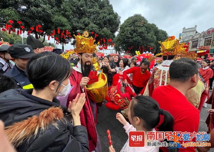 凌晨3點(diǎn) “天下第一財(cái)神廟”已經(jīng)人山人海？
