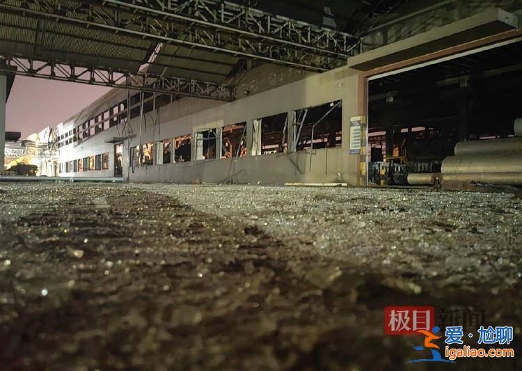 一廠房頂棚坍塌近半 另有車間設(shè)備仍在運轉(zhuǎn)？