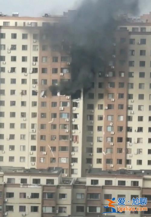 遼寧鳳城一小區(qū)發(fā)生燃氣爆炸 樓下商戶稱玻璃被震碎？