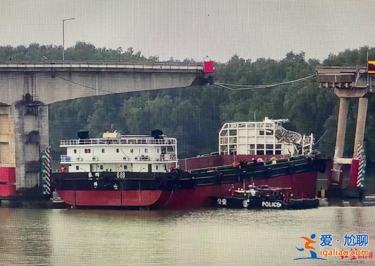 瀝心沙大橋被撞監(jiān)控視頻曝光 橋面一側(cè)第二輛車停車阻止后方車輛？