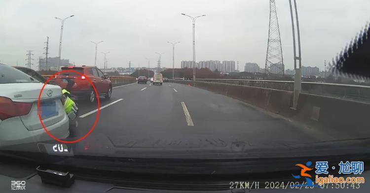 蘇州一高架百余臺(tái)車(chē)輛相撞 有市民、交警處理事故時(shí)被后方打滑車(chē)輛撞飛？